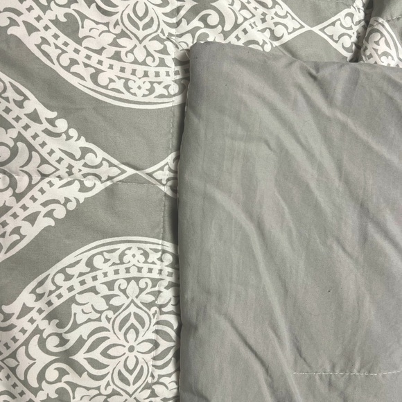 Down alternative comforter - Picture 2 of 6